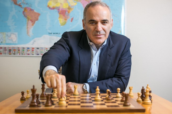Bývalý světový šampion v šachu Garry Kasparov ve své kanceláři v Midtownu na Manhattanu, 13. června 2016, USA. (Benjamin Chasteen / Epoch Times)