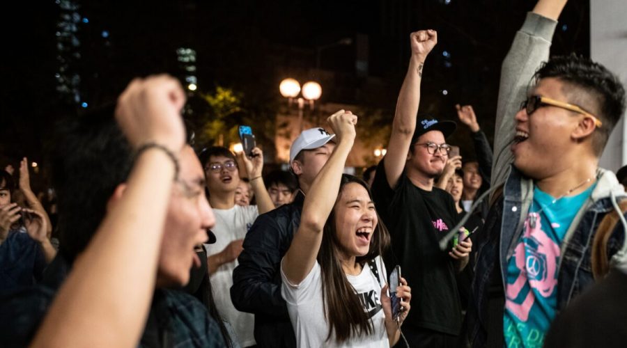 Pro-demokratické strany vyhrály volby v Hongkongu. (Philip Fong/AFP via Getty Images)
