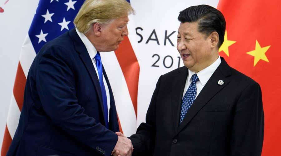 Prezident Donald Trump (vlevo) se neoficiálně setkal s čínským prezidentem Si Ťin-pchingem na summitu G-20 v japonské Ósace 29. června 2019. (Brendan Smialowski / AFP / Getty Images)