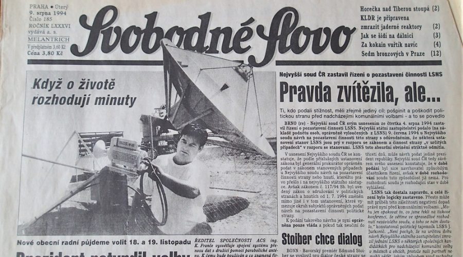 Kopie výtisku deníku Svobodné slovo z 9. srpna 1994. Na fotografii se satelitní parabolou Ing. Karel Franče, ředitel satelitní společnosti ACS Brandýs nad Labem. (Fotokopie Epoch Times)