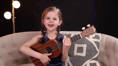 Rozkošná holčička si získala srdce diváků hrou na ukulele  (FVideo)