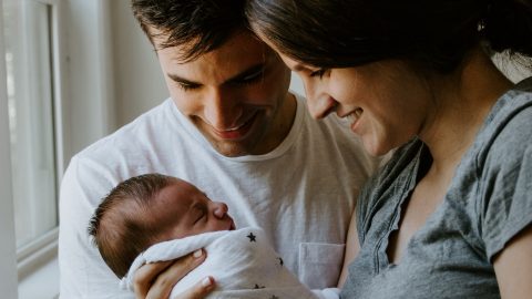 Otcové stále nesmějí k porodu. Soud zamítl žalobu, ministerstvo mění opatření