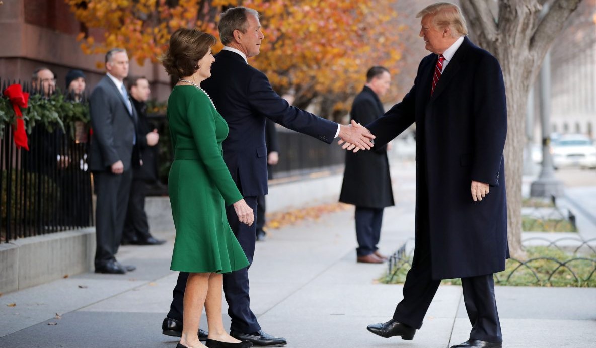 Bývalá první dáma Laura Bushová a bývalý prezident George W. Bush se zdraví s prezidentem Donaldem Trumpem před Blair House ve Washingtonu. 4. prosinec 2018. (Chip Somodevilla/Getty Images)