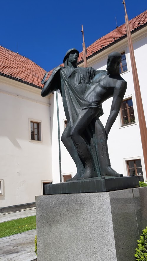 Věrnou hasičskou pomoc znázorňuje sousoší na nádvoří zámku. (Z. Danková / ET ČR)
