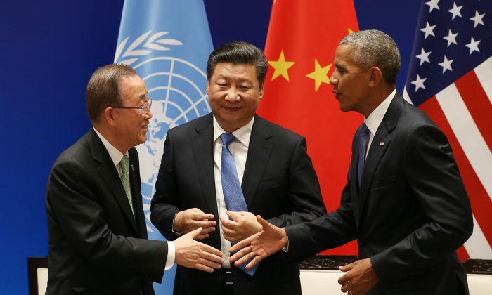 (Zprava) Americký prezident Barack Obama, čínský prezident Si Ťin-pching a generální tajemníkem OSN Pan Ki-mun během společné ratifikace Pařížské dohody o změně klimatu Chang-čou, 3. září 2016. (How Hwee Young / AFP / Getty Images)