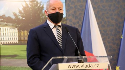 Roušky budou od středy povinné i venku a v autech