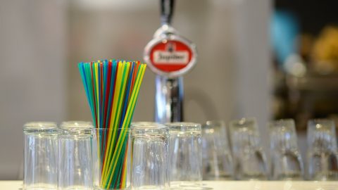 Vláda ukončí výrobu i dovoz plastových výrobků určených k jednorázové spotřebě