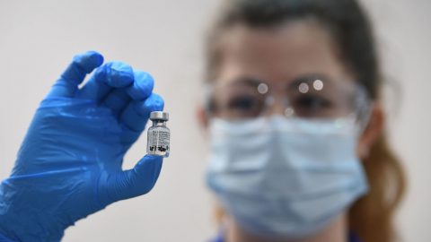 Britská studie ukázala, že přirozená imunita na Covid-19 je podobná imunitě po očkování