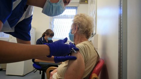 Německý ministr zdravotnictví uvolňuje očkování pro osoby starší 70 let