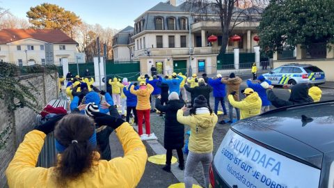 Novoroční protest před čínskou ambasádou v Praze