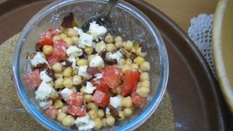 Recept: Cizrnový salát s fetou