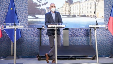 COVID-19: Nad třemi okresy  zpřísní lockdown a vláda pošle miliony chirurgických roušek pro sociálně slabší vrstvy