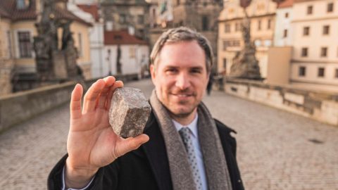 Holanďanka po letech vrátila ukradenou dlažební kostku z Karlova mostu. Měla prý výčitky