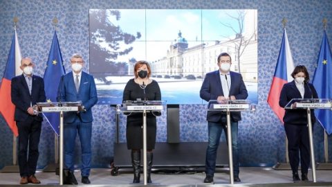 COVID-19: Prodlouží parlament nouzový stav do 16. března?
