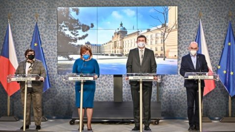 ČR: Respirátory bez DPH, pokračování podpory Potravinářství a ochranu oznamovatelů
