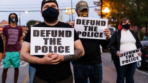 Většina Američanů je znepokojená anti-policejní rétorikou – průzkum veřejného mínění
