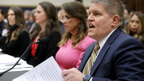 USA: Vrchní státní zástupci 22 států se staví proti Bidenovu kandidátovi do vedení úřadu pro zbraně. Proč?