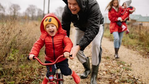 Sněmovna schválila zákony o posílení podpory pro pracující rodiny, míří do Senátu