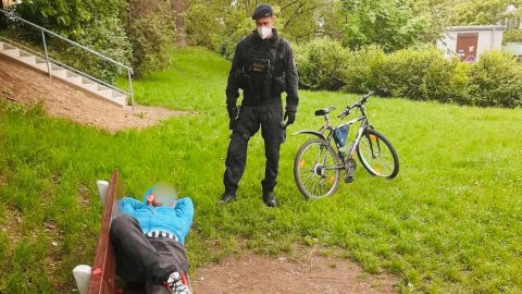Policie: Zloděj usnul v parku s jedním promile
