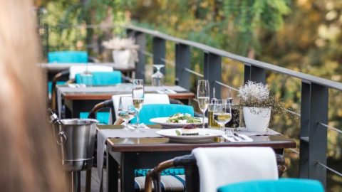COVID-19: Zahrádky restaurací se otevřou. Pro některé hosty