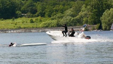 Brno: Strážníci během nácviku zachránili muže, který spadl s paddleboardu