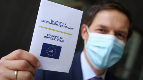 Evropský COVID certifikát neplatí pro čínské vakcíny. Režim se teď mstí Francii
