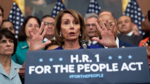USA: Demokratická šéfka Sněmovny Nancy Pelosiová tlačí na přijetí kontroverzní volební reformy