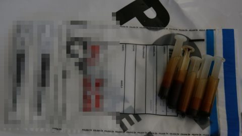 Kriminalisté zadrželi dvě osoby, které obvinili z výroby a prodeje omamných látek
