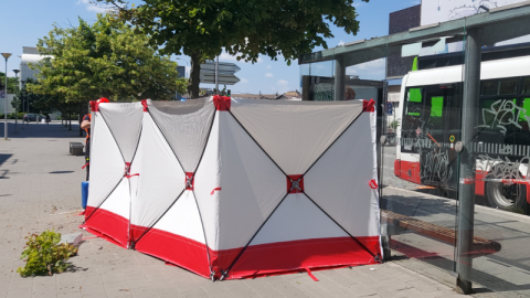 Střet auta s autobusem v Brně nepřežila žena na zastávce