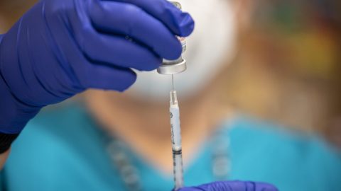 Vakcíny proti covidu-19 by mohly podněcovat vznik variant, tvrdí izraelští a evropští odborníci