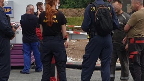Téměř stovku nelegálně pracujících cizinců zjistili plzeňští celníci