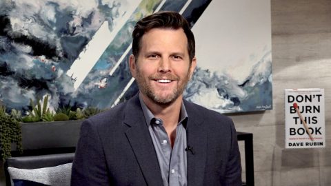 Moderátor Dave Rubin kritizuje Twitter za zablokování jeho účtu kvůli „zavádějícímu“ tweetu ohledně covidu-19