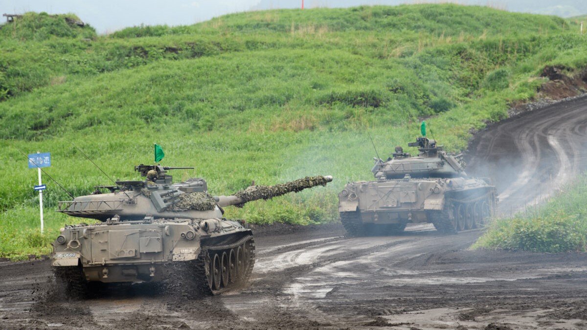 Tanky japonských pozemních obranných sil Typ-74 se pohybují během cvičení ostré střelby na cvičišti obranných sil v manévrovací oblasti East Fuji 22. května 2021 v Gotembě, Šizuoka, Japonsko. (Akio Kon - Pool/Getty Images)