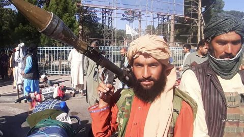 Tálibán vnikl do prezidentského paláce a vyhlásil vítězství, afghánský prezident uprchl