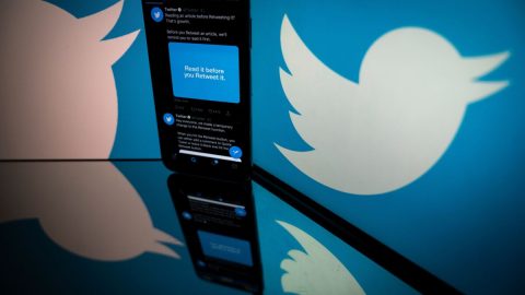 Twitter testuje novou funkci, díky níž budou moci uživatelé označovat „zavádějící“ příspěvky