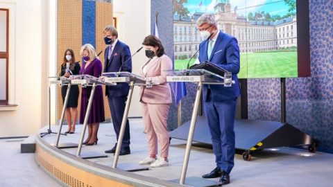 Proplácení testů pojišťovnami zůstává zachováno, miliarda korun míří do oblastí postižených přírodními pohromami