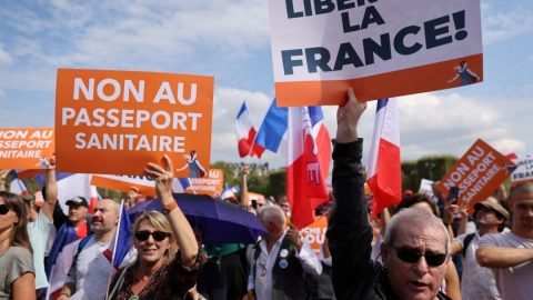 „Nepodvolím se“: 140 000 francouzských občanů protestovalo proti očkovacímu pasu