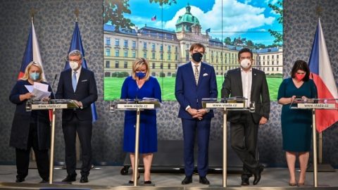 Vláda schválila návrh státního rozpočtu na příští rok i mírné rozvolnění opatření ve školství