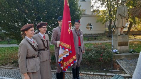 Svátek 28. října v Jihlavě u sochy prvního prezidenta ČSR s květinami a hudbou