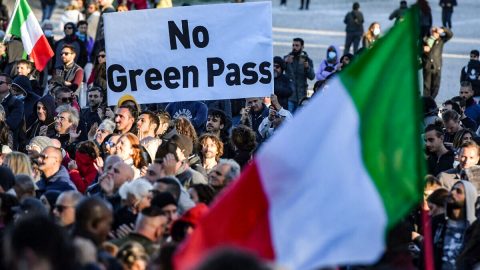 Italská policie použila proti demonstrujícím dělníkům v docích vodní dělo