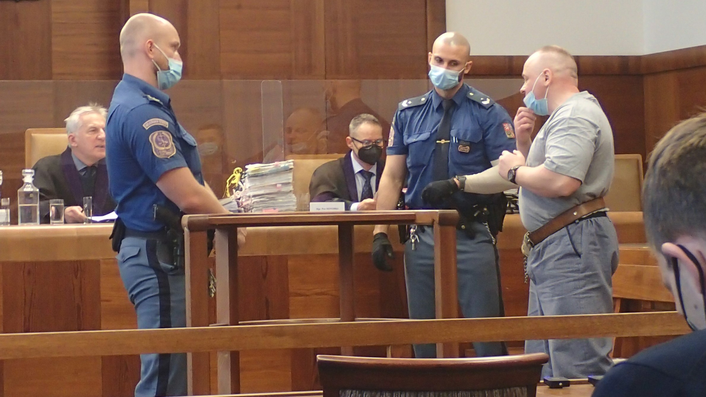 Soudní jednání v kauze Roberta Tempela u Vrchního soudu v Praze 14. října 2021. Tempel hovoří se soudcem Fremrem. (Milan Kajínek / Epoch Times)