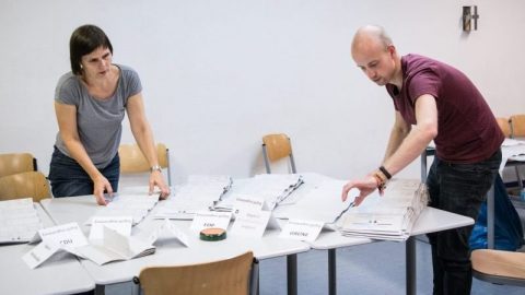 Německo: Nezletilí u voleb, 150procentní volební účast a množství neplatných hlasů