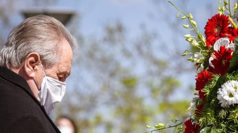 Zdravotní stav prezidenta je stále nejasný. Situace je nedůstojná, shodují se kritici