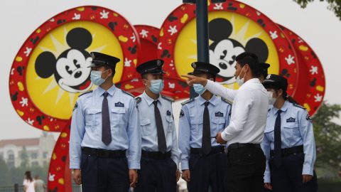 Čína: Zadrželi 30 tisíc lidí v Disneylandu, dokud nebudou otestováni na covid-19