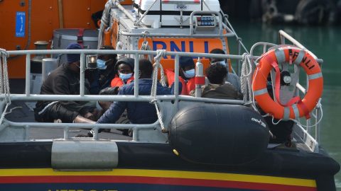 Britští jachtaři byli varováni, aby nezachraňovali migranty na moři