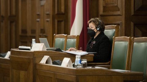 Lotyšská vláda zakázala neočkovaným poslancům hlasovat a účastnit se schůzí, a to i na dálku