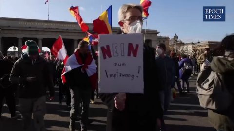 Rakousko: Desítky tisíc lidí v ulicích hlavního města protestovaly proti tvrdým epidemickým opatřením