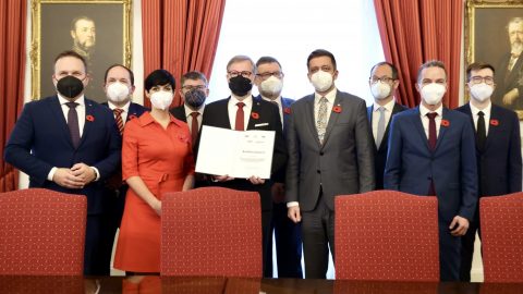 Zástupci pěti stran, které chtějí vytvořit vládu, podepsali koaliční smlouvu, Fiala navrhne prezidentovi ministry