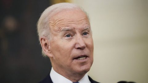 Prezident Biden prohlásil, že „neexistuje žádné federální řešení“ pandemie covidu-19