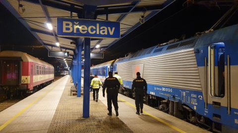Na českých železnicích dopadeno 18 hledaných osob, na Břeclavsku dalších 53 migrantů